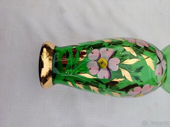 Zelená skleněná váza s květy - 9