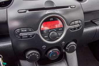 Prodám Mazda 2 1.3 63Kw benzín, r. 2009, nová v ČR. - 9
