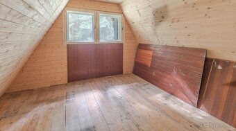 Lesní pozemek s dřevěnou chatou - 9