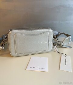 Marc Jacobs Snapshot kabelka stříbrné barvy - 9