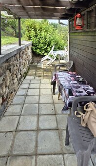 Prodej pozemků s dřevěnou chatkou na kamen betonovém základě - 9