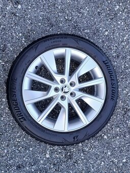 Pěkná zimní orig alu kola Škoda Kamiq 205/55/17 8mm - 9