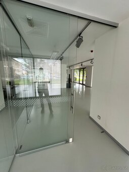 Skleněné posuvné dveře + panely - 9