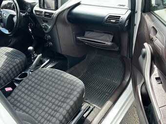 Toyota IQ 1.0i 50kw, r.2009, STK, klimatizace, 3.majitel - 9
