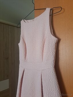 Světle růžové společenské šaty - 9