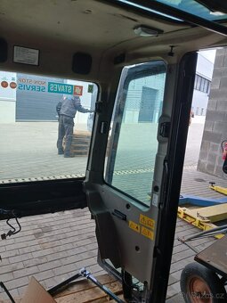 Lehce poškozená kabina bagru Kubota U56-5 - 9