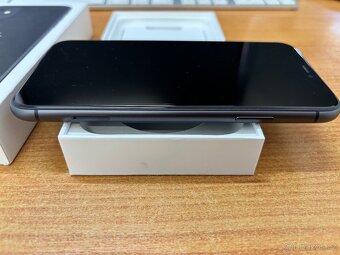 Apple iPhone 11 - 64GB Černý - baterie 98% - 9