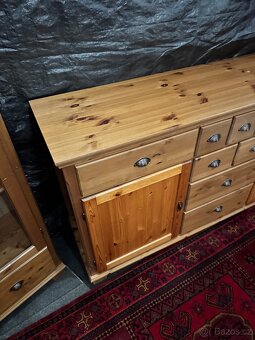 Dřevěná vitrína s velkou komodou IKEA MÄRKOR - 9