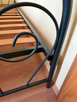 Kovová postel a roštem, matrací a šuplíkem na míru.. - 9