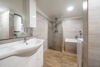 Rodinný dům / 2 bytové jednotky. - 9