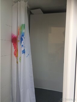 Pojízdna maringotka ze sprchami a WC. - 9