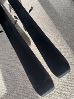 Prodám dívčí lyže Salomon E QST Lux S Jr + L7 B80 vel.130 cm - 9
