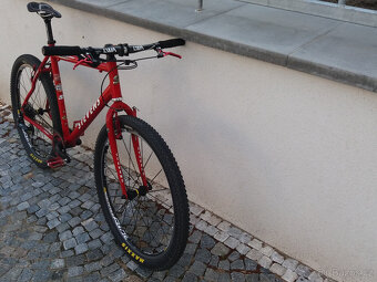 Hmotnost jen 9,5 kg , Carbon sedlovka + Karbon řidítka - 9