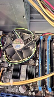 2x PC skříň se zdrojem + monitor Hp - 9