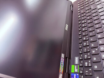 MSI TITAN 18 HX A14VIG - 9