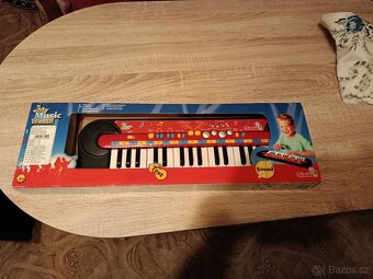 skákací míč+mašinky s koleji , piano - 9