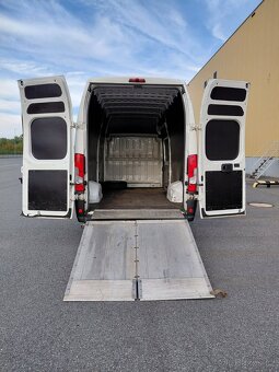 Půjčte si dodávku Peugeot Boxer L4H3 s nákladovou rampou - 9
