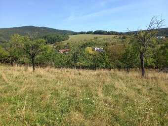 Slunné místo s duší, výhledem i st. povolením :) 4000 m2 - 9