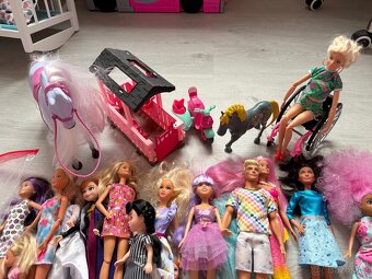 Barbie dům s výtahem, karavan, panenky - 9