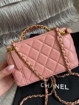Kabelka Chanel Vanity z kůže, růžová se zlatými komponenty - 9
