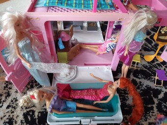 Barbie karavan a spousta doplňků - 9