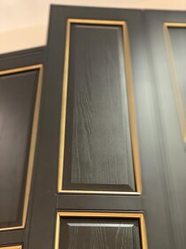 Dveře, regály, police, vitríny - 9