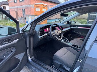 Volkswagen Golf VIII 1.0 eTSI/DSG/ČR-2. majitel/Life/28 tkm - 9