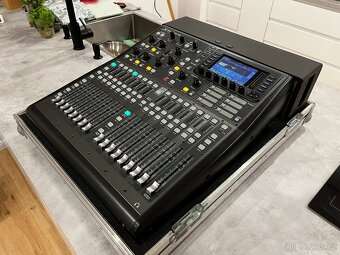 Behringer X32 Producer + case - 9