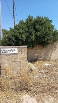 Krásný obezděný pozemek cca 600 m² jen 600 m od pláže na jih - 9