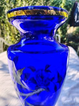 Modrá skleněná váza s květinami a pozlacením - 9