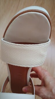 Sandály kožené béžové značka Tamaris - 9