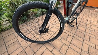 Elektrokolo Apache s velmi nízkým nájezdem pouze 462 km - 9