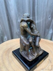 Krásná malá bronzová socha realizované sochy „Le Baiser“ - 9