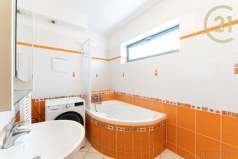 Nadstandardně prosvětlený byt 3+kk s garážovým stáním v p... - 9