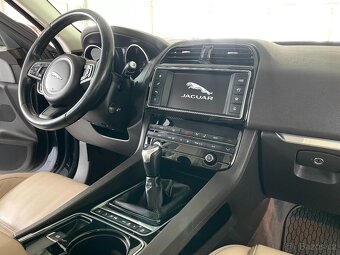 Jaguar F-Pace 20d AWD Prestige Kůže Navi R22 - 9