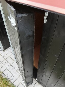 Psí bouda s osázenou střechou a mnoha doplňky - 9