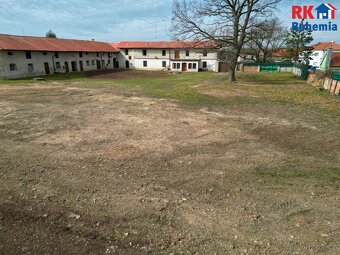 Prodej rodinného domu s pozemky o celkové výměře 4945 m2 v o - 9