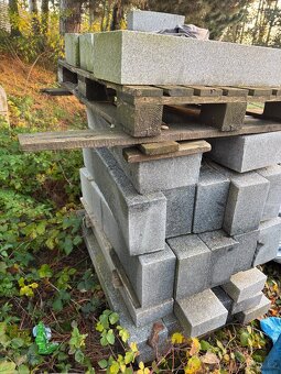 Žulové obrubníky a bloky CENA ZA VŠE NA FOTO - ASI 12 PALET - 9