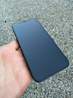 IPhone 12 - baterie 94% - 9