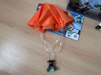 Lego City 60208 - Zatčení zloděje s padákem - 9