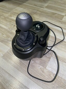 Herní volant Logitech G923 pro PC / PS5 / PS4 - 9