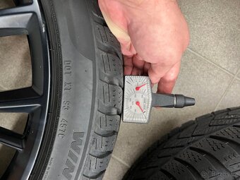 Prodám zimní komplety na BMW 8 - 9