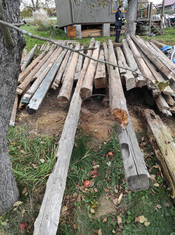 ručně tesané trámy ze střechy - 9