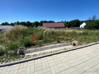 Prodej zasíťované stavební parcely 845 m2 ve Zvěstově, okr.  - 9