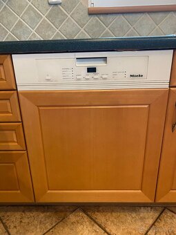 Moderní kuchyňská linka se spotřebiči - 9