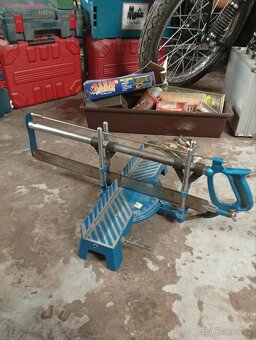 Vybavení dílny. Nabíječka, hasicí přístroj, pila - 9