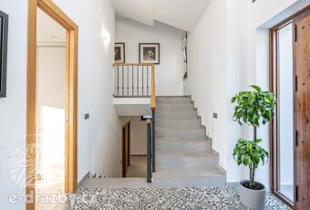 Samostatně stojící vila se 4 ložnicemi zastavěná plocha 338  - 9