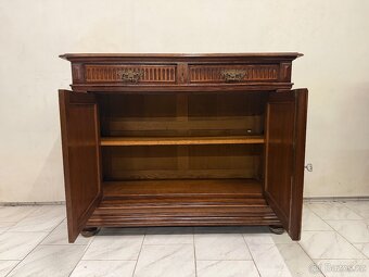 Starožitná masivní skříň - 9