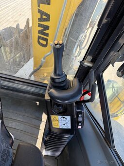 Traktorbagr New Holland B100 C - 9