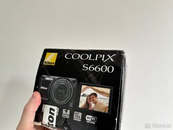 Nikon Coolpix S6600 černý - Výklopný displej - 9